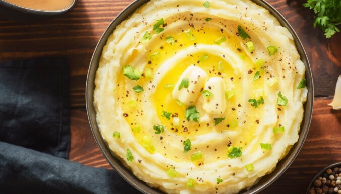 Pieci veidi, kā pagatavot pierasto un mīļo kartupeļu biezputru ar jaunām garšas niansēm