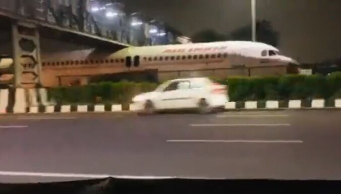 Самолет застрял под пешеходным мостом в Индии. Как он там оказался?