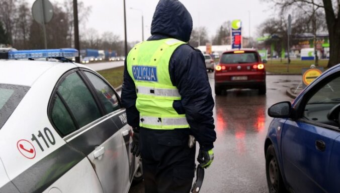 Par transportlīdzekļa vadīšanu alkohola reibumā pirmdien sākti septiņi kriminālprocesi
