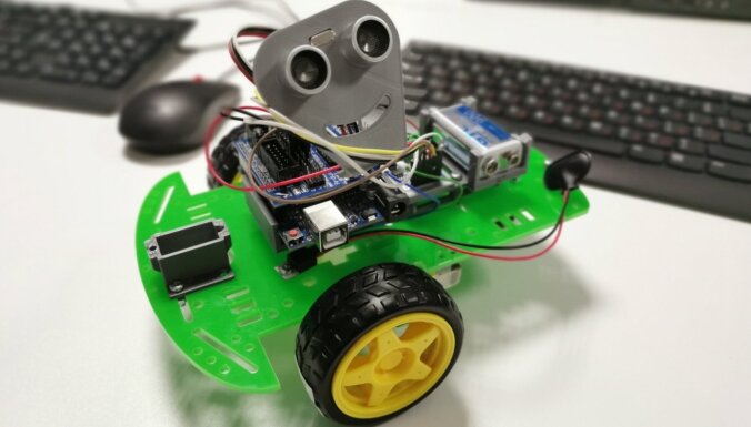 Pirmie soļi 'Arduino' robotikā: kā iemācīt robotam izvairīties no šķēršļiem