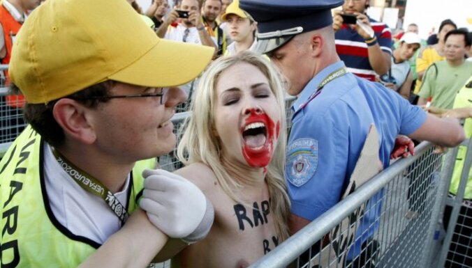 Femen на ЕВРО-2012: в загоне у хряка и среди фанатов