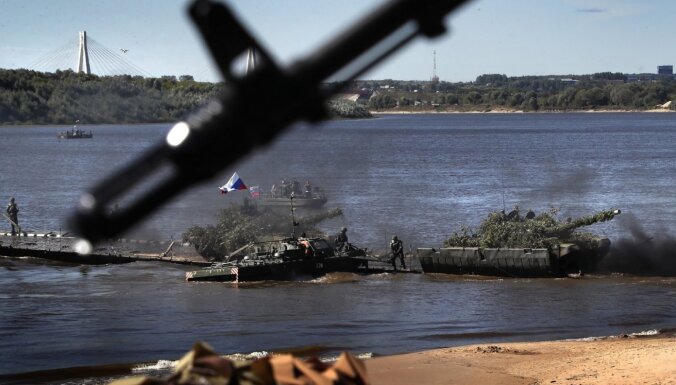 Krievija sākusi militāros manevrus valsts dienvidos un Krimā
