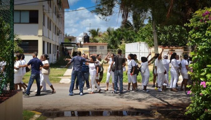 Kubā arestētas 100 disidentes - 'Dāmas baltā'