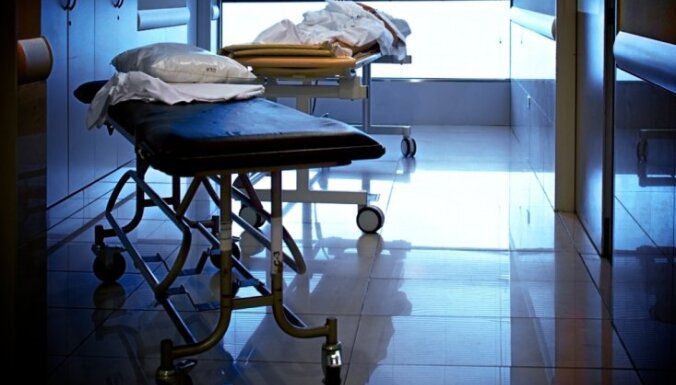 Izbeidz kriminālprocesu par pacientes piesiešanu pie gultas Jēkabpils slimnīcā