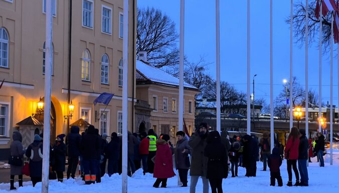Reportāža: Aktīvisti Rīgā protestē pret Covid-19 ierobežojumiem (plkst.17.33)