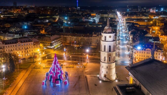 ФОТО. С рождественским рынком и без: Как выглядят в этом году новогодние елки в Вильнюсе и Таллине