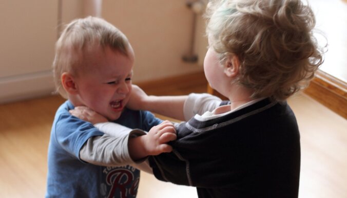 10 iemesli, kāpēc tavs bērns kaujas, un kā cīnīties ar agresiju