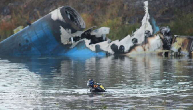 'Lokomotiv' traģēdija: lidmašīnas avāriju izraisījis pilots, pacelšanās laikā bremzējot