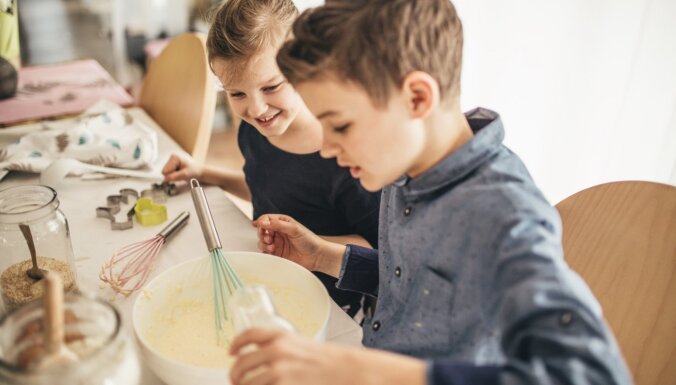 Lai bērni gatavo paši – vienkāršas receptes, ko īstenot skolēnu brīvlaikā