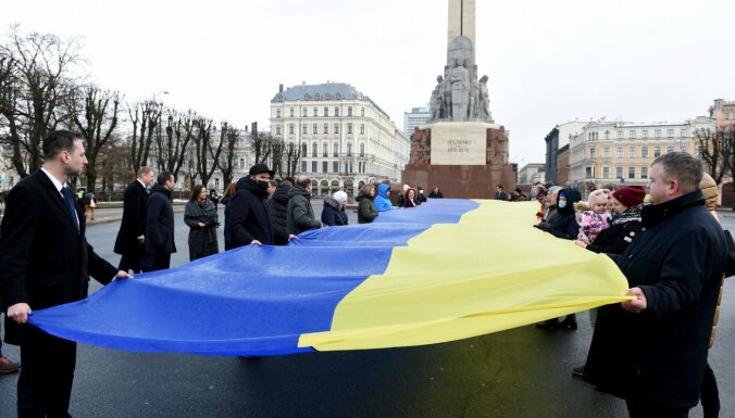 ФОТО. У памятника Свободы развернули 30-метровый флаг Украины