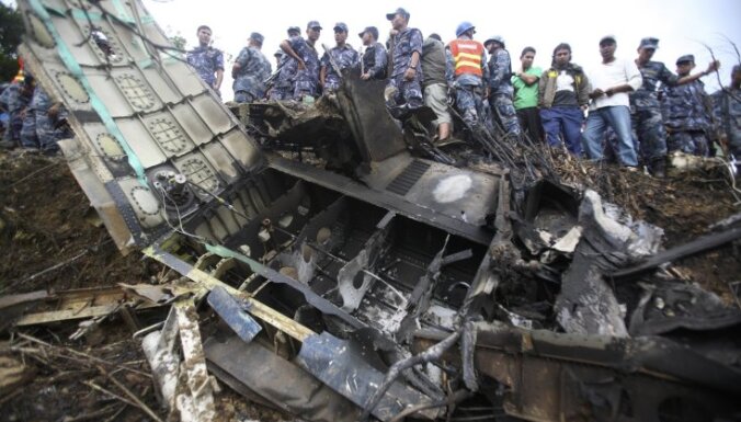 При крушении самолета в Непале выжили 4 человека