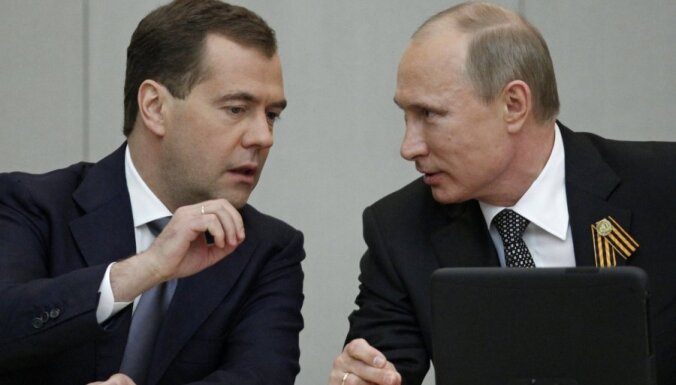 Путин: за страховку в случае кризиса ответит Медведев