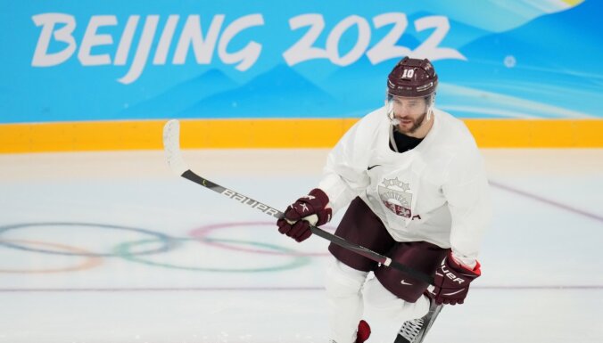 Foto: Latvijas hokeja izlase nepilnā sastāvā trenējas Pekinā