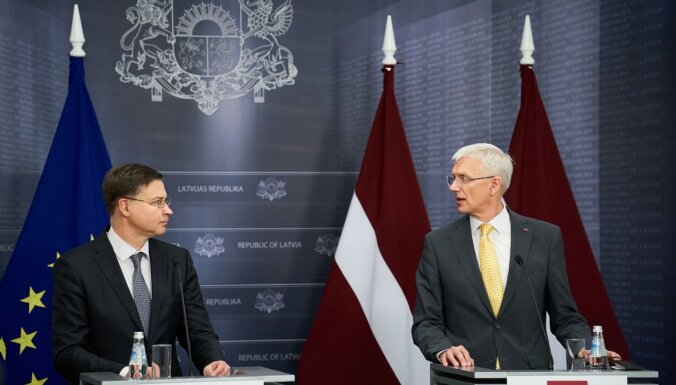 Cenu kāpumu veicina globālie procesi, pauž Kariņš un Dombrovskis