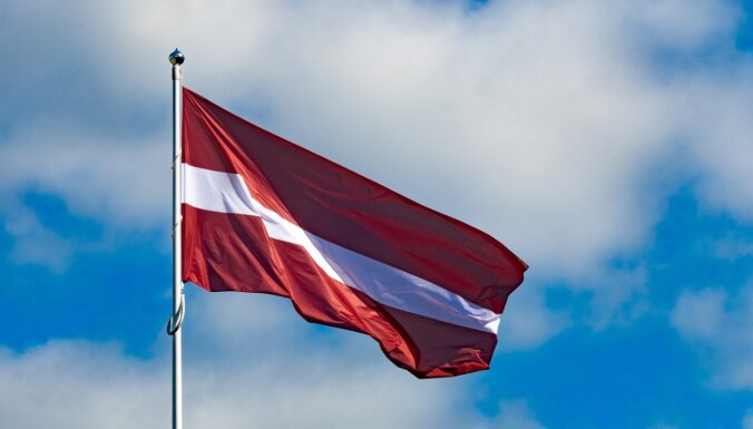 На фасаде или на флагштоке: Как правильно повесить флаг Латвии в праздничный день