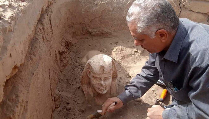 Arheologi Ēģiptē atklājuši jaunu Sfinksas statuju