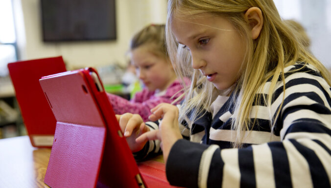 Trūcīgie skolēni saņem par Amerikas latviešu ziedojumiem iegādātus datorus