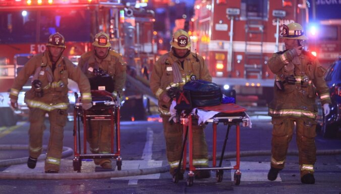 Ugunsgrēkā un tā izraisītā sprādzienā Losandželosā cietuši 11 ugunsdzēsēji