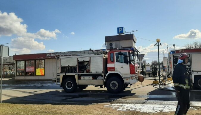 ФОТО. Пожар в Пурвциемсе: горел офис, расположенный рядом с кафе Double Coffee