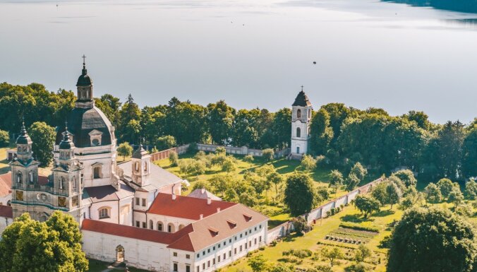 No veciem klosteriem līdz mājām kokos: piecas unikālas attālinātā darba un brīvdienu vietas Lietuvā