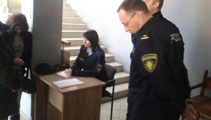 Jēkabpils 'policistu - laupītāju' lietu sāk skatīt stingrā apsardzē
