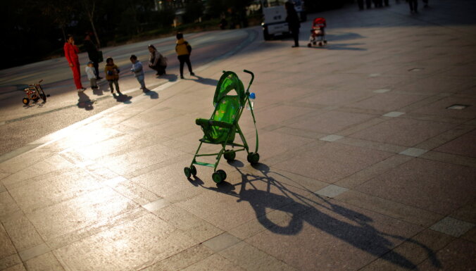 Dzimstības līmenis Ķīnā noslīdējis līdz rekordzemam līmenim