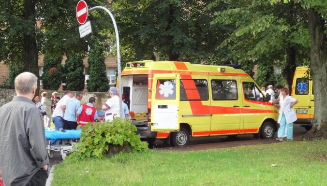 Foto: Kā pirms sešiem gadiem evakuēja Stradiņa slimnīcu