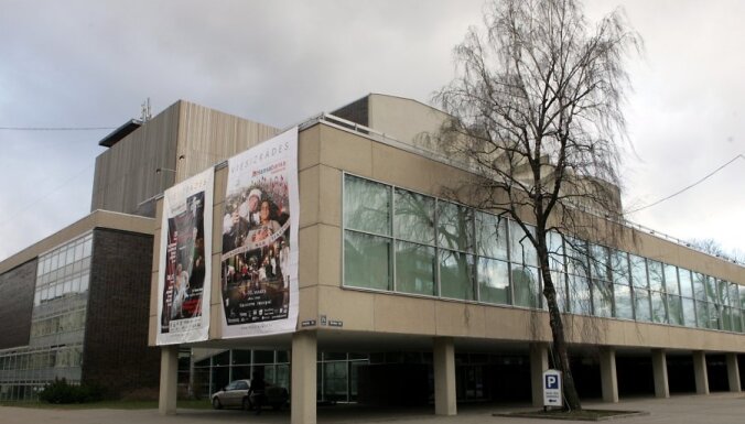 Džilindžers iestudē Maksima Gorkija drāmu 'Saules bērni'
