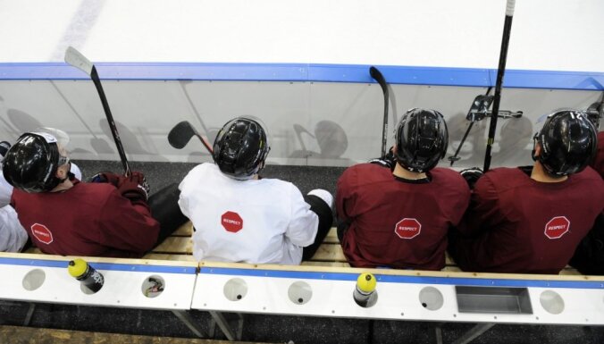 Latvijas hokeja izlasē gatavošanās sākumposmā iespēju sevi parādīt dos junioriem