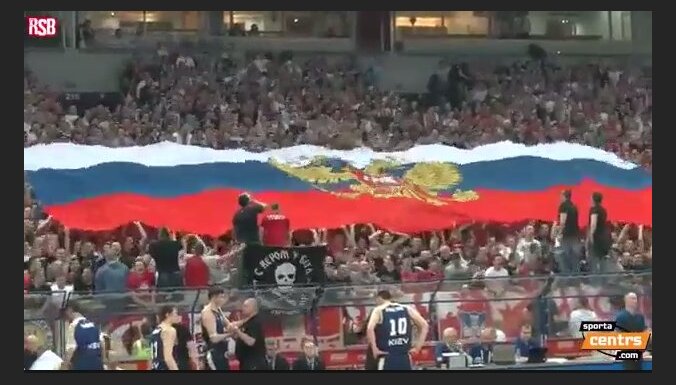 Сербские болельщики установили рекорд, растянули флаг России и пели "Катюшу"