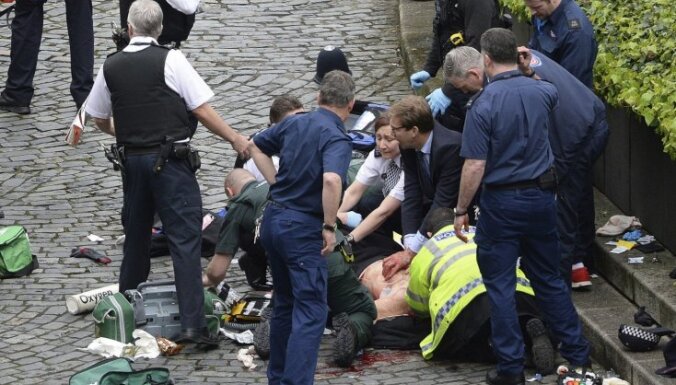 Britu parlamenta deputāts varonīgi centies glābt policista dzīvību