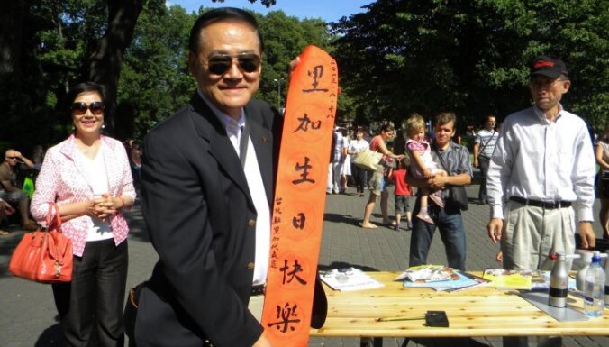 ВИДЕО: Тайваньский профессор поздравил Ригу с днём рождения