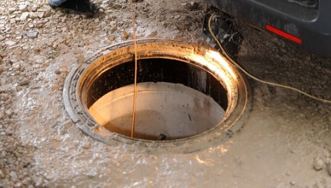 В Даугавпилсе 4-летний мальчик провалился в канализационный колодец
