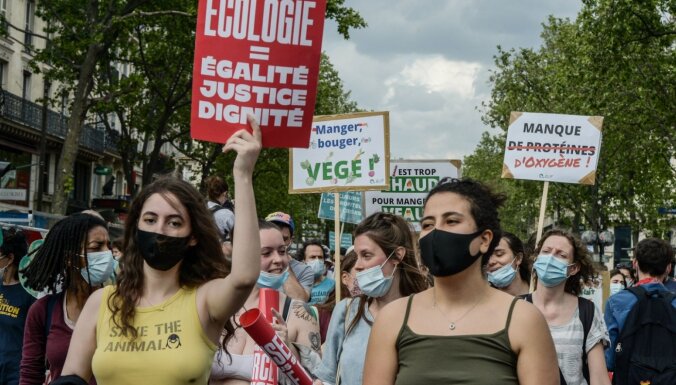 Francijā milzu pūļi protestē pret nepietiekamu radikālu klimata pārmaiņu apkarošanu
