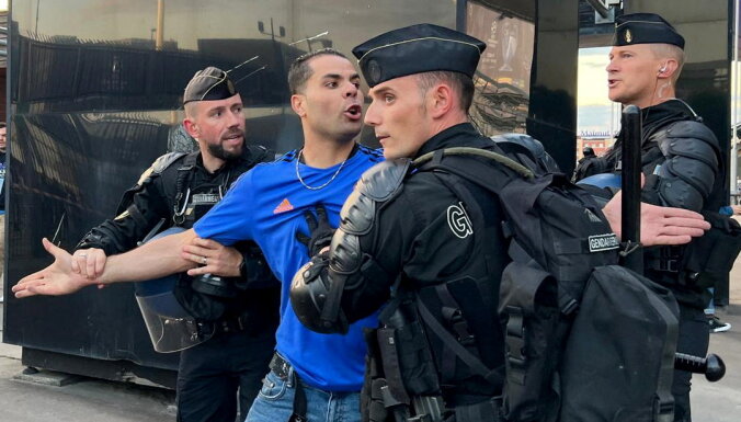 Parīzes policija saistībā ar nekārtībām UEFA Čempionu līgas finālspēlē aizturējusi 68 personas