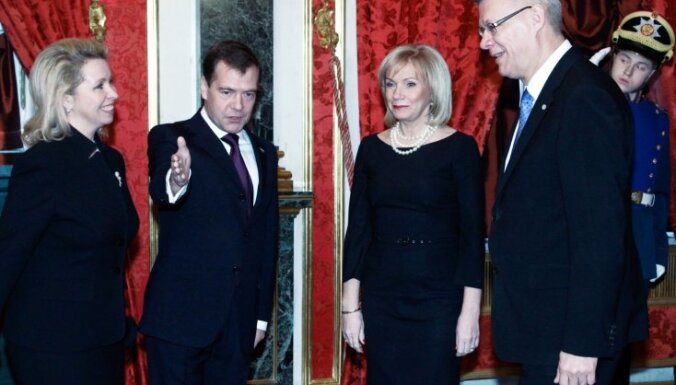 Медведев: вопрос неграждан Латвия должна решить сама