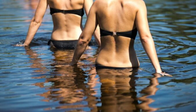 "Зуд купальщиков": жители жалуются на аллергию после плавания в озерах под Тукумсом и Гулбене