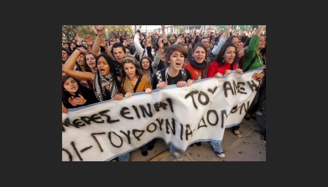 Grieķijā turpinās protesti pret 15 gadus veca zēna nogalināšanu