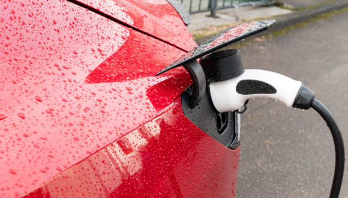 Elektrisko auto drošība un riski – akumulatora uzkaršana, avārijas un ūdens