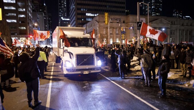 Протесты дальнобойщиков в Канаде. В парализованной столице ввели чрезвычайное положение