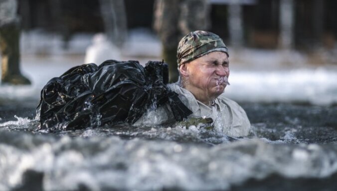 Foto: Karavīri lec āliņģī un trenējas izdzīvot ziemā