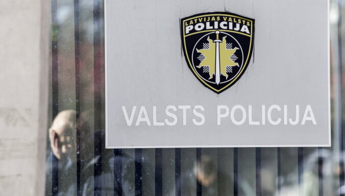 Par dažādiem noziegumiem rosina sākt kriminālvajāšanu pret policistu un četrām privātpersonām