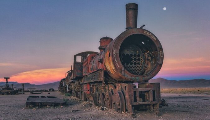 Šeit var 'dzirdēt' rūsēšanu – pamestā vilcienu kapsēta Bolīvijas sāls laukos