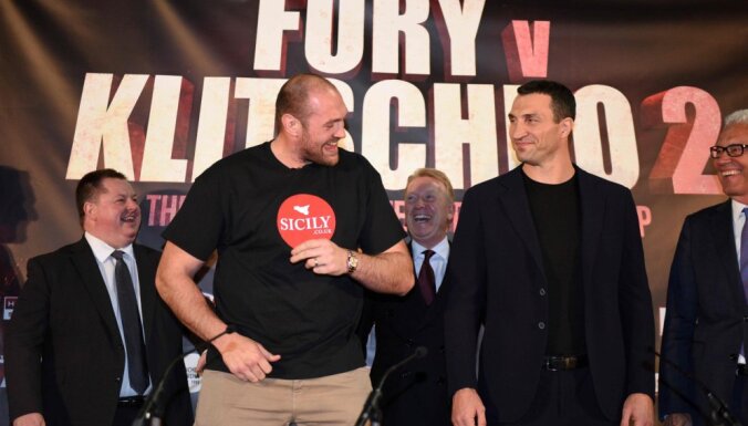 British heavyweight boxer Tyson Fury (L) poses alongside Ukrainian heavyweight Wladimir Klitschko