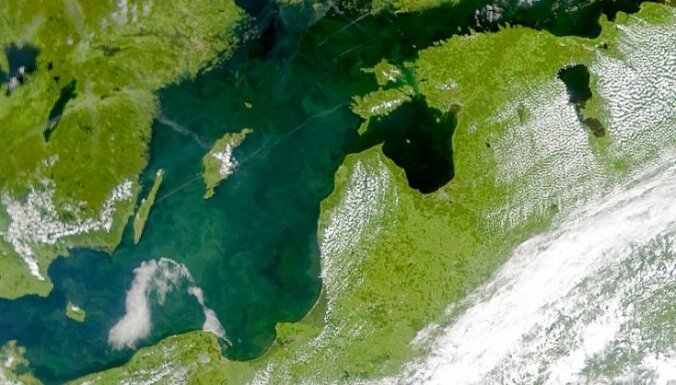 Zinātnieki plastmasas piesārņojumu Baltijas jūrā pētīs ar droniem un satelītiem