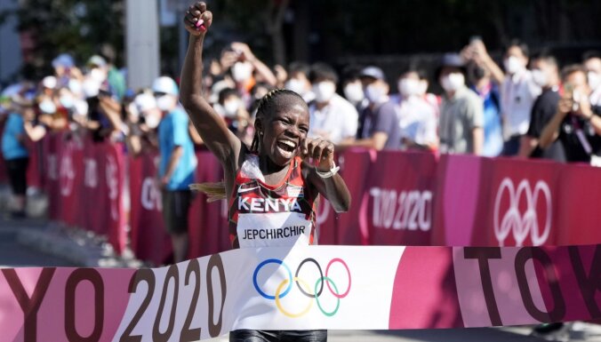 Kenijiete Džepčirčira triumfē olimpiskajā maratonā