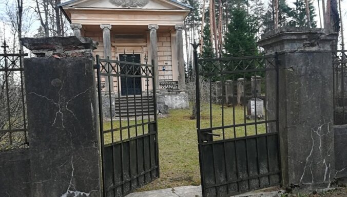 Foto: Lasītāja sašutusi par kultūras pieminekļa 'Gārsenes kapu kapliča' slikto stāvokli