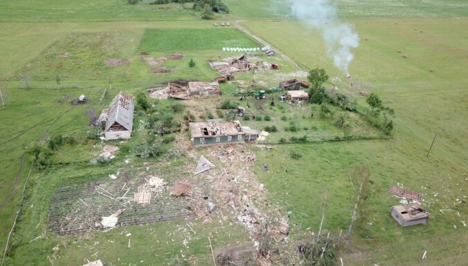 ВИДЕО: В Балвском крае смерч разрушил здание