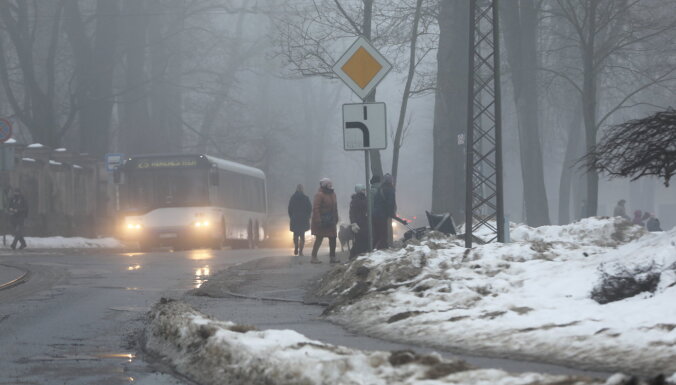 Из-за снегопада в Риге опаздывает общественный транспорт