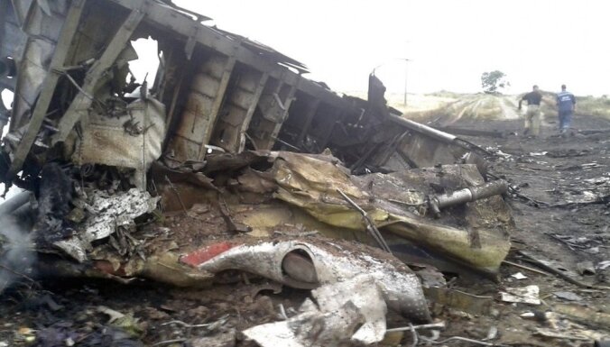 Aviokatastrofā cietušās Malaizijas lidmašīnas upurus aplaupa marodieri, norāda Ukraina